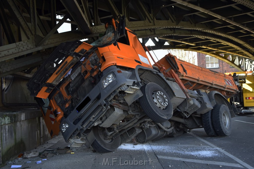 LKW blieb unter Bruecke haengen Koeln Deutz Deutz Muelheimerstr P013.JPG - Miklos Laubert